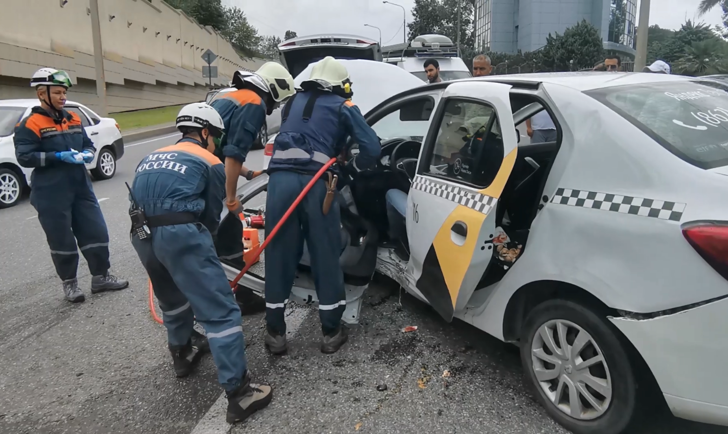 В Сочи водителя такси зажало в автомобиле из-за ДТП — Первое радио Кубани