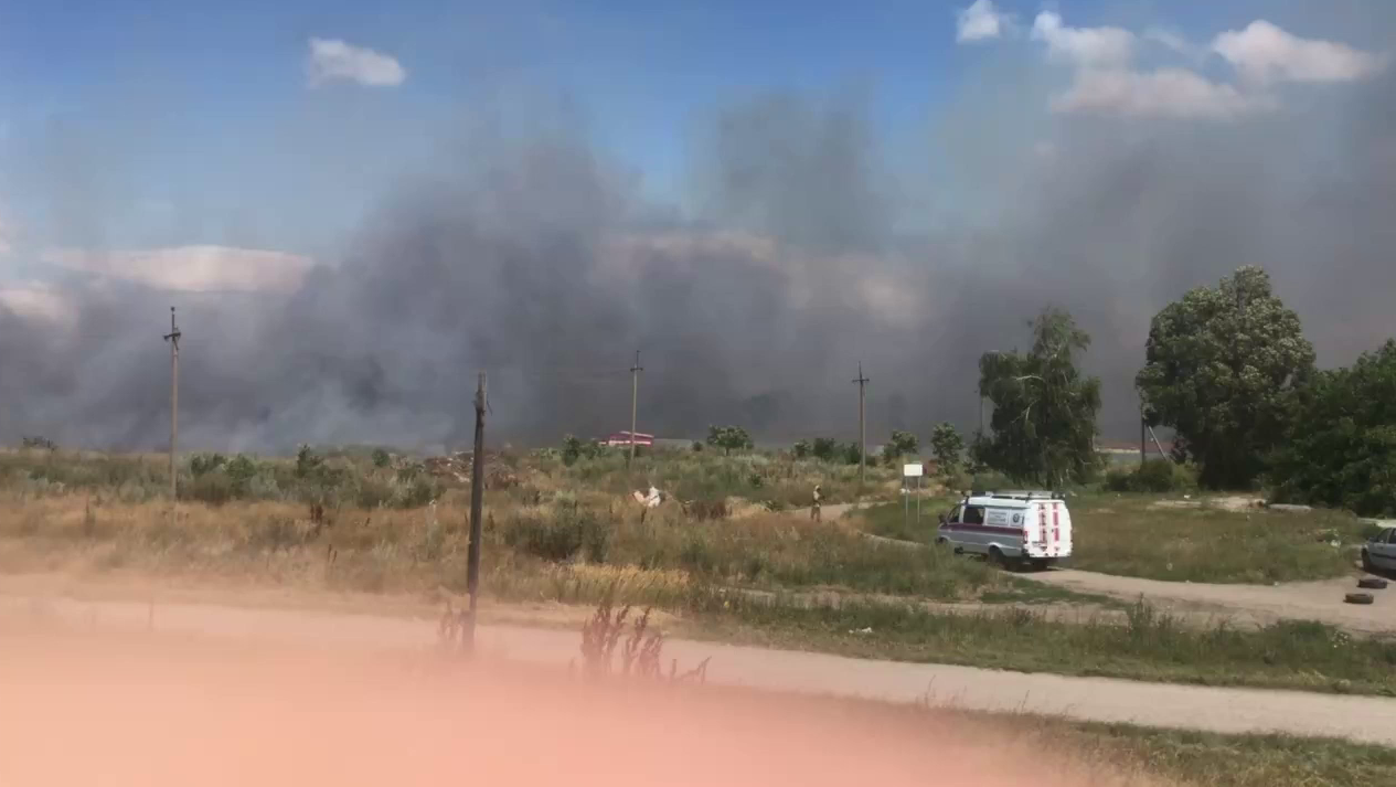 В Ейске загорелась свалка в карьере. Пожар угрожает приюту для бездомных  животных — Первое радио Кубани